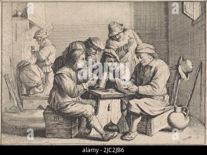 Dans un intérieur, cinq paysans se tiennent autour d'une table. Deux d'entre eux sont des cartes à jouer. Sur la gauche, deux hommes près de la cheminée., joueurs de cartes, David Teniers (II), (mentionné sur l'objet), imprimeur: Anonyme, Pays bas, 1626 - 1740, papier, gravure, h 155 mm × l 221 mm Banque D'Images