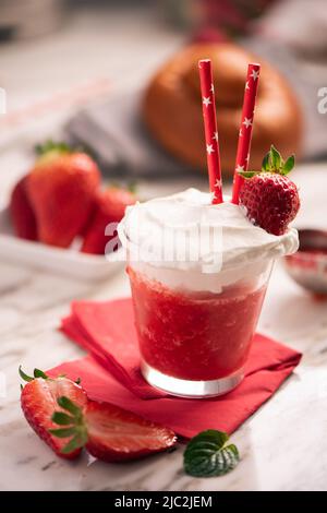 Délicieux petit déjeuner avec granita fraise et brioches en gros plan Banque D'Images