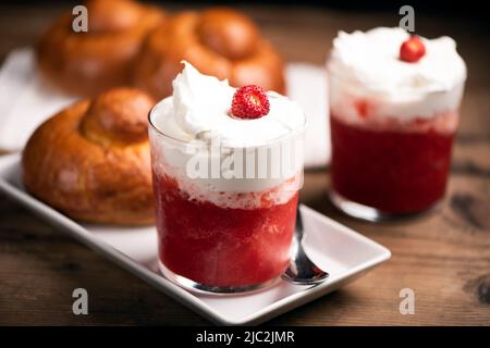 Délicieux petit déjeuner avec granita fraise et brioches en gros plan Banque D'Images