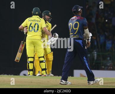 Colombo, Sri Lanka. 8th juin 2022. Matthew Wade et Jhye Richardson, en Australie, célèbrent la victoire du deuxième match de cricket de Twenty20 entre le Sri Lanka et l'Australie au stade R. Premadasa de Colombo, au Sri Lanka, sur 08 juin 2022. (Credit image: © Pradeep Dambarage/ZUMA Press Wire) Banque D'Images