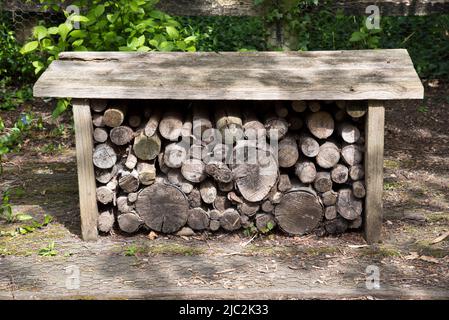 Banc de jardin orné de doubler comme un magasin de journaux Banque D'Images