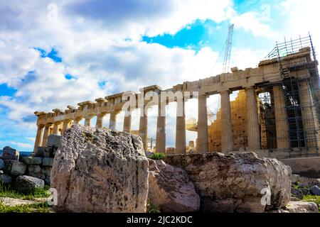 Les colonnes tombées devant le Parthénon sur l'acropole d'Athènes Grèce d'échafaudages et d'une grue pour la restauration historique Banque D'Images