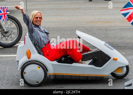 Sinclair C5 flotte, batterie pour une personne tricycles électriques à position allongée - Loi II: Le temps de nos vies, une procession jubilante comme personne, une évocation des sept décennies de l'extraordinaire règne de la Reine. Une troupe de 2 500 bénévoles et membres du public (la plus ancienne a 99 ans!) Célébrera l’évolution de la créativité et de la culture britanniques et du Commonwealth au cours des sept décennies de règne de la Reine de 1952 à 2022. Le Jubilé de platine de sa Majesté la Reine racontant l’histoire de son règne de 70 ans, a joué en quatre parties. Banque D'Images