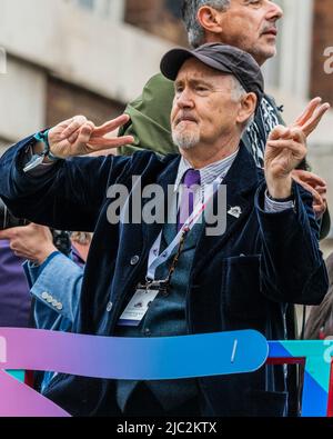 Nigel Planer - Acte II : le temps de nos vies, une procession jubilante comme personne d'autre, une évocation des sept décennies du règne extraordinaire de la Reine. Une troupe de 2 500 bénévoles et membres du public (la plus ancienne a 99 ans!) Célébrera l’évolution de la créativité et de la culture britanniques et du Commonwealth au cours des sept décennies de règne de la Reine de 1952 à 2022. Le Jubilé de platine de sa Majesté la Reine racontant l’histoire de son règne de 70 ans, a joué en quatre parties. Banque D'Images