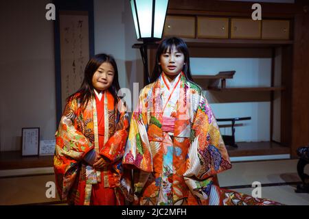 Les enfants habillés dans le magnifique kimono national dans le château japonais Banque D'Images