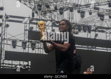 Christian Karembeu (R), ancien joueur de football français et vainqueur de la coupe du monde 1998, pose le trophée de la coupe du monde de la FIFA au stade de l'Armée du Bangladesh. La tournée des trophées de la coupe du monde de la FIFA au Bangladesh se déroule du 08 au 09 juin 2022. Banque D'Images