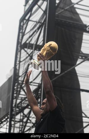 Christian Karembeu (R), ancien joueur de football français et vainqueur de la coupe du monde 1998, pose le trophée de la coupe du monde de la FIFA au stade de l'Armée du Bangladesh. La tournée des trophées de la coupe du monde de la FIFA au Bangladesh se déroule du 08 au 09 juin 2022. Banque D'Images