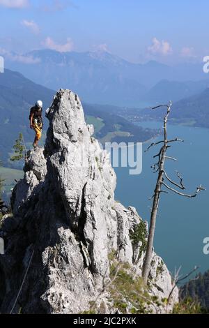 Une femme monte au-dessus du Mondsee en Autriche Banque D'Images