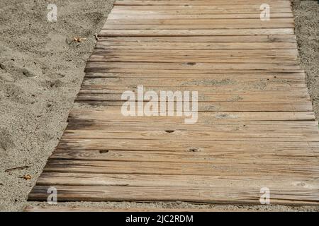 Détail du chemin en bois sur la plage de sable de près Banque D'Images