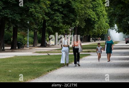 Vieille ville de Bruxelles - Belgique - 06 17 2020 personnes marchant et parlant dans le Parc de Bruxelles - Warandepark en été Banque D'Images