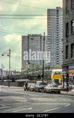 1977 photo d'archive de la vue de hauts appartements de l'extrémité de la rue Sauchiehall, Glasgow. Banque D'Images