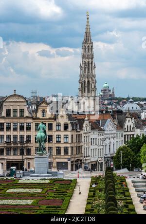 Centre de Bruxelles, région de la capitale de Bruxelles - Belgique - 06 20 2020 vue sur le Mont des Arts et la tour de l'hôtel de ville Banque D'Images