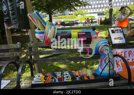 La sculpture originale du Knotted Gun, également connu sous le nom de « non-violence », a été créée par l’artiste suédois Carl Fredrik Reuterswärd, un ami de la famille de John Lennon. Reuterswärd a créé ce morceau d'art après la mort tragique de Lennon, en l'honneur de la vision du chanteur d'un monde pacifique. Les mamans exigent action NYC commémorent Wear Orange avec son rassemblement annuel et sa marche pour la réforme de la loi sur les armes à feu à Solidarnosc avec les survivants de la violence des armes à feu de Foley Square dans le bas de Manhattan, en face du pont de Brooklyn. Banque D'Images