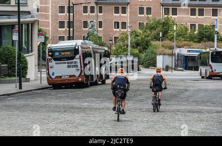 Centre ville de Bruxelles, région de Bruxelles-capitale - Belgique - 06 20 2020 deux policiers qui conduisent à vélo au centre ville de Brussles Banque D'Images