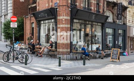 Centre de Bruxelles, région de Bruxelles-capitale - Belgique - 06 20 2020 personnes assises sur une terrasse sur la place de la liberté, la place de la liberté Banque D'Images