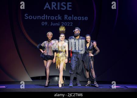 Berlin, Allemagne. 09th juin 2022. Le spectacle lors de la sortie de la bande sonore de « ASURGIR » à Friedrichstadt-Palast. Crédit : Gerald Matzka/dpa/Alay Live News Banque D'Images