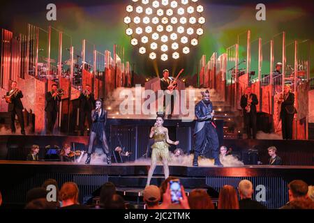 Berlin, Allemagne. 09th juin 2022. Le spectacle lors de la sortie de la bande sonore de « ASURGIR » à Friedrichstadt-Palast. Crédit : Gerald Matzka/dpa/Alay Live News Banque D'Images