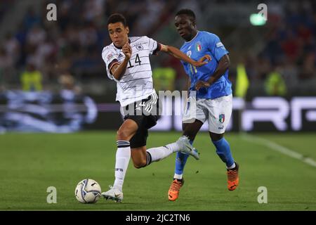Bologne, Italie, 4th juin 2022. Jamal Musiala d'Allemagne est poursuivi par Degnand Wilfried Gnonto d'Italie lors du match de l'UEFA Nations League au Stadio Renato Dall'Ara, Bologne. Le crédit photo devrait se lire: Jonathan Moscrop / Sportimage Banque D'Images
