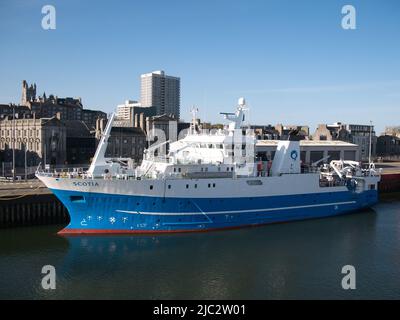 Le navire de recherche sur les pêches du gouvernement écossais MRV Scotia arrive à Lerwick, Shetland. Construit en 1998, le navire opère en mer du Nord Banque D'Images