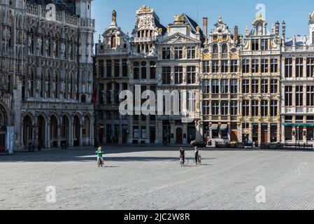 Bruxelles Vieille ville, Bruxelles région de la capitale - Belgique - 04 09 2020 quelques personnes sur la Grand place de Bruxelles, la place principale du marché de bruxelles Banque D'Images