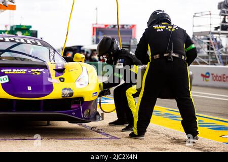74 FRAGA Felipe (BRA), BIRD Sam (gbr), VAN GISBERGEN Shane (nzl), Riley Motorsport, Ferrari 488 GTE Evo, Pitlane pendant les séances de qualification et les épreuves libres des 2022 24 heures du Mans, 3rd tours du Championnat du monde d'endurance FIA 2022, sur le circuit de la Sarthe, De 8 juin au 12, 2022 au Mans, France - photo Joao Filipe / DPPI Banque D'Images