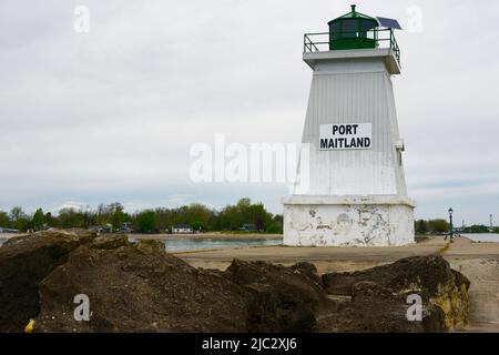 Phare et jetée de Port Maitland à l'embouchure de la rivière Grand surplombant le lac Érié à Dunnville Ontario Canada. Banque D'Images