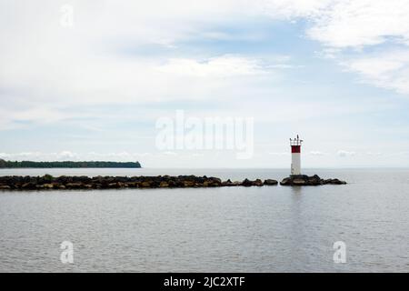 Phare et jetée de Port Maitland à l'embouchure de la rivière Grand surplombant le lac Érié à Dunnville Ontario Canada. Banque D'Images