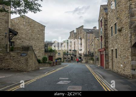 Vue générale des propriétés en pierre d'origine sur Belmont Wharf, près de la place de navigation dans la ville de Skipton, North Yorkshire, Royaume-Uni. Banque D'Images