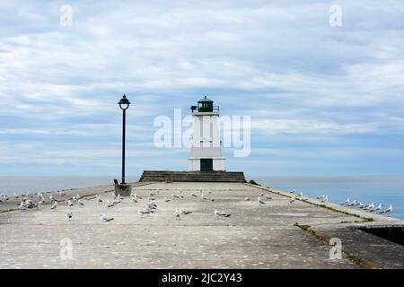 Phare et jetée de Port Maitland à l'embouchure de la rivière Grand surplombant le lac Érié à Dunnville Ontario Canada. Banque D'Images