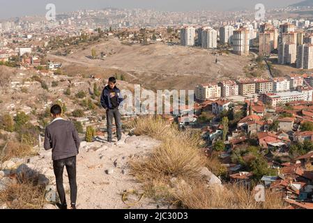 Ankara, Turquie. 17th novembre 2020. Jeunes adolescents turcs vus au château d'Ankara avec l'expansion urbaine de la capitale de la Turquie. Le château d'Ankara est une fortification datant de 7th ans qui surplombe la capitale turque d'Ankara. La ville fortifiée historique est la partie la plus ancienne de la ville et une destination touristique populaire en Turquie anatolienne. (Image de crédit : © John Wreford/SOPA Images via ZUMA Press Wire) Banque D'Images