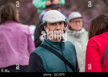Homme d'âge moyen regardant la caméra Banque D'Images