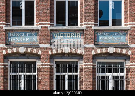 Koekelberg, Bruxelles région de la capitale - Belgique - 05 25 2020 façade en pierre de brique de l'ancienne fabrique de biscuits Victoria, aujourd'hui le village belge de chocolat Banque D'Images