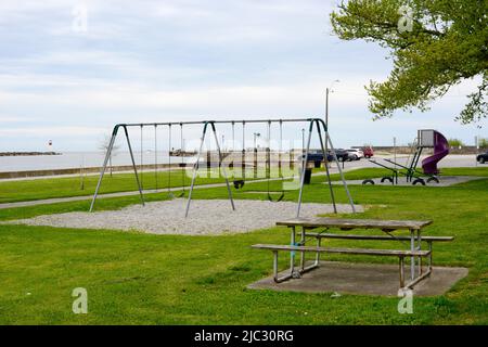 Phare et jetée de Port Maitland à l'embouchure de la rivière Grand surplombant le lac Érié à Dunnville Ontario Canada. Banque D'Images