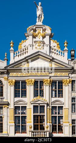 Vieille ville de Bruxelles, région de la capitale de Bruxelles - Belgique - 05 18 2020 façade à feuilles d'or avec ornements d'une maison de guilde typique au Grand Pla de Bruxelles Banque D'Images