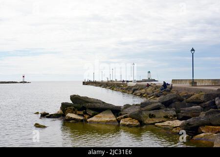 Phare et jetée de Port Maitland à l'embouchure de la rivière Grand surplombant le lac Érié à Dunnville Ontario Canada. Banque D'Images