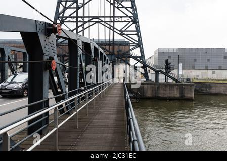 Neder-over-Heembeek, région de Bruxelles-capitale - Belgique - 06 13 2020 couple à vélo au-dessus du pont industriel de Buda Banque D'Images