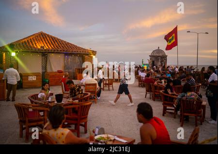 Magnifique coucher de soleil depuis le populaire café del Mar Lounge bar au sommet de Baluarte Santo Domingo dans la vieille ville fortifiée de Cartagena, Colombie Banque D'Images