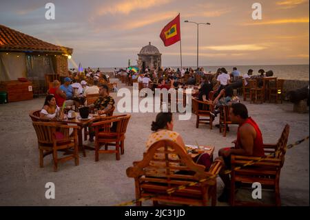 Magnifique coucher de soleil depuis le populaire café del Mar Lounge bar au sommet de Baluarte Santo Domingo dans la vieille ville fortifiée de Cartagena, Colombie Banque D'Images