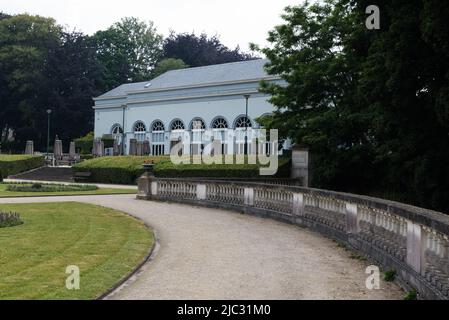 Vilvoorde, Brabant flamand - Belgique - 08 28 2021 Parc et bâtiment principal de restaurant de l'Orangerie Banque D'Images