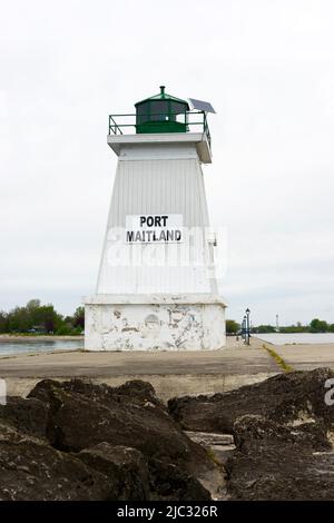 Phare et jetée de Port Maitland à l'embouchure de la rivière Grand surplombant le lac Érié à Dunnville Ontario Canada. Banque D'Images