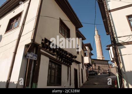 Ankara, Turquie. 17th novembre 2020. Maisons anciennes restaurées dans le château d'Ankara. Le château d'Ankara est une fortification datant de 7th ans qui surplombe la capitale turque d'Ankara. La ville fortifiée historique est la partie la plus ancienne de la ville et une destination touristique populaire en Turquie anatolienne. (Image de crédit : © John Wreford/SOPA Images via ZUMA Press Wire) Banque D'Images