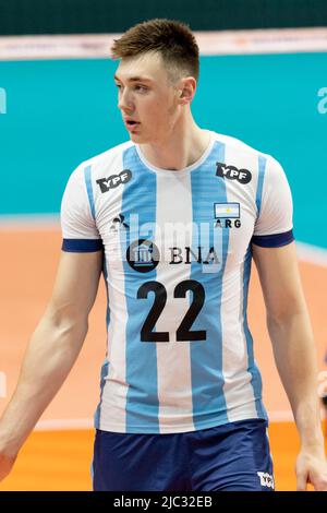 Ottawa, Canada. 09 juin 2022. Nicolas Zerba (22 -- de l'Argentine) dans l'action de volleyball de la coupe des nations de la FIVB entre l'Argentine et l'allemand à Ottawa, Canada. L'Argentine a gagné 3 matches à 1. Banque D'Images