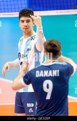 Ottawa, Canada. 09 juin 2022. Matias Sanchez (1 -- d'Argentine) dans l'action de volleyball de la coupe des nations de la FIVB entre l'Argentine et l'allemand à Ottawa, Canada. L'Argentine a gagné 3 matches à 1. Banque D'Images