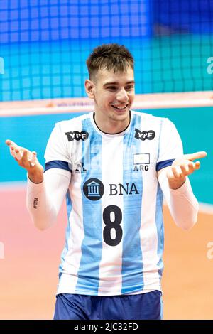 Ottawa, Canada. 09 juin 2022. Agustin loser (8 -- d'Argentine) dans l'action de volleyball de la coupe des nations de la FIVB entre l'Argentine et l'allemand à Ottawa, Canada. L'Argentine a gagné 3 matches à 1. Banque D'Images