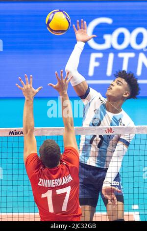 Ottawa, Canada. 09 juin 2022. Manuel Armoa (11 -- de l'Argentine) dans l'action de volleyball de la coupe des nations de la FIVB entre l'Argentine et l'allemand à Ottawa, Canada. L'Argentine a gagné 3 matches à 1. Banque D'Images