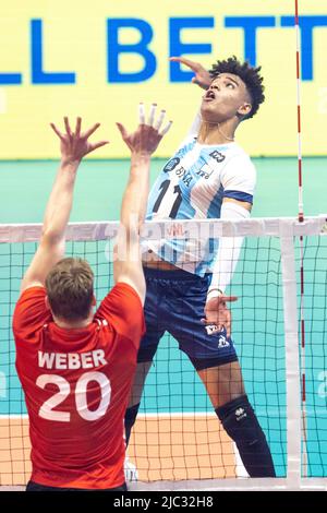 Ottawa, Canada. 09 juin 2022. Manuel Armoa (11 -- de l'Argentine) dans l'action de volleyball de la coupe des nations de la FIVB entre l'Argentine et l'allemand à Ottawa, Canada. L'Argentine a gagné 3 matches à 1. Banque D'Images