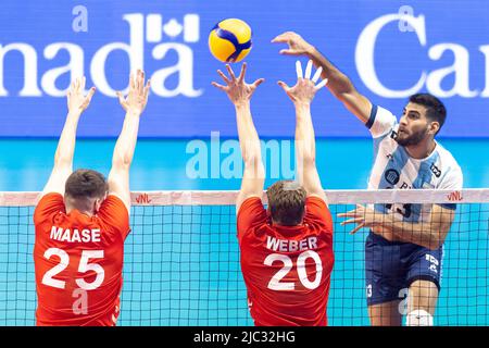 Ottawa, Canada. 09 juin 2022. Ezequiel Palacios (13 -- d'Argentine) dans l'action de volleyball de la coupe des nations de la FIVB entre l'Argentine et l'allemand à Ottawa, Canada. L'Argentine a gagné 3 matches à 1. Banque D'Images