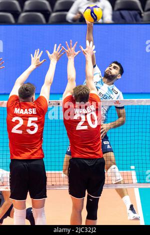 Ottawa, Canada. 09 juin 2022. Ezequiel Palacios (13 -- d'Argentine) dans l'action de volleyball de la coupe des nations de la FIVB entre l'Argentine et l'allemand à Ottawa, Canada. L'Argentine a gagné 3 matches à 1. Banque D'Images