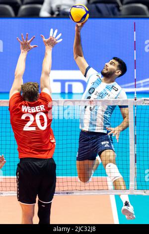 Ottawa, Canada. 09 juin 2022. Ezequiel Palacios (13 -- d'Argentine) dans l'action de volleyball de la coupe des nations de la FIVB entre l'Argentine et l'allemand à Ottawa, Canada. L'Argentine a gagné 3 matches à 1. Banque D'Images