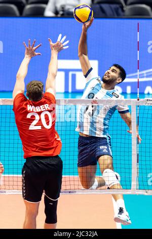 Ottawa, Canada. 09 juin 2022. Ezequiel Palacios (13 -- d'Argentine) dans l'action de volleyball de la coupe des nations de la FIVB entre l'Argentine et l'allemand à Ottawa, Canada. L'Argentine a gagné 3 matches à 1. Banque D'Images